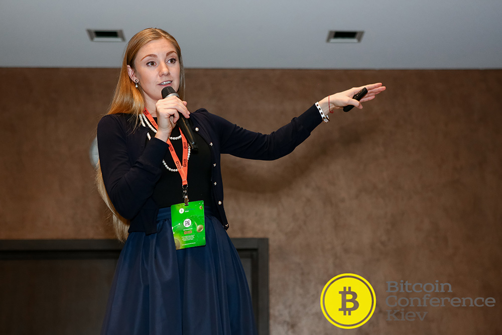 Девушка на сцене - это хорошо.